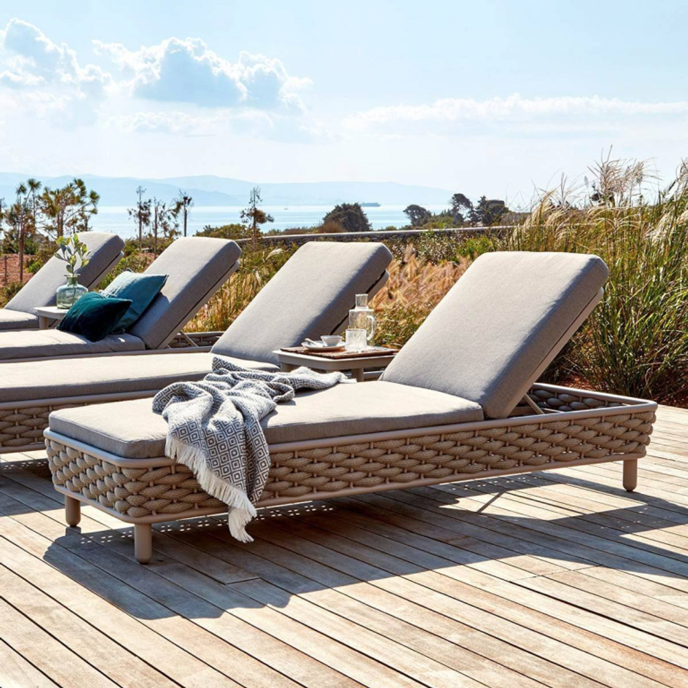 Шезлонг-лежак плетеный с матрасом Tagliamento Leon