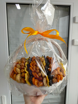 Сухофрукты в корзине