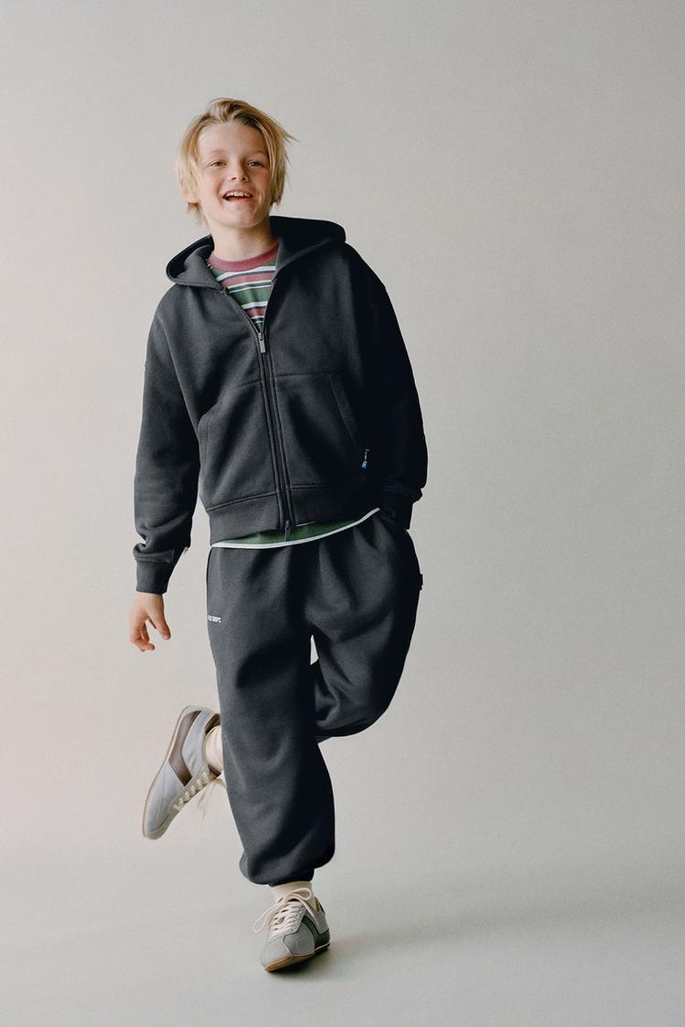 ZARA ТОЛСТОВКА НА МОЛНИИ, АНТРАЦИТОВО-СЕРЫЙ