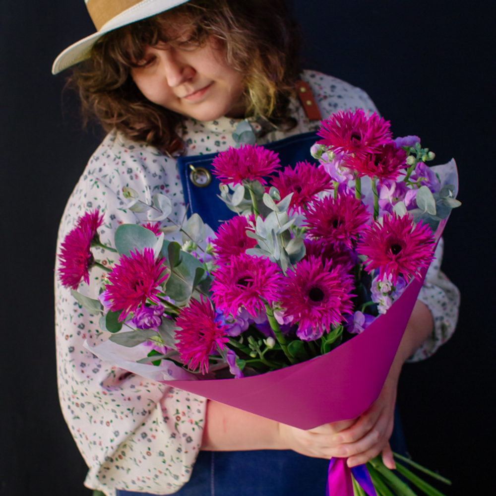 27. Современный яркий букет с гермини и маттиолой