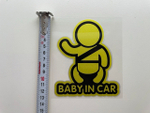 Наклейка (Baby in car - Ребенок в машине в желтом) на автомобиль, стикер на стекло, без подножки картонной (1 шт.)