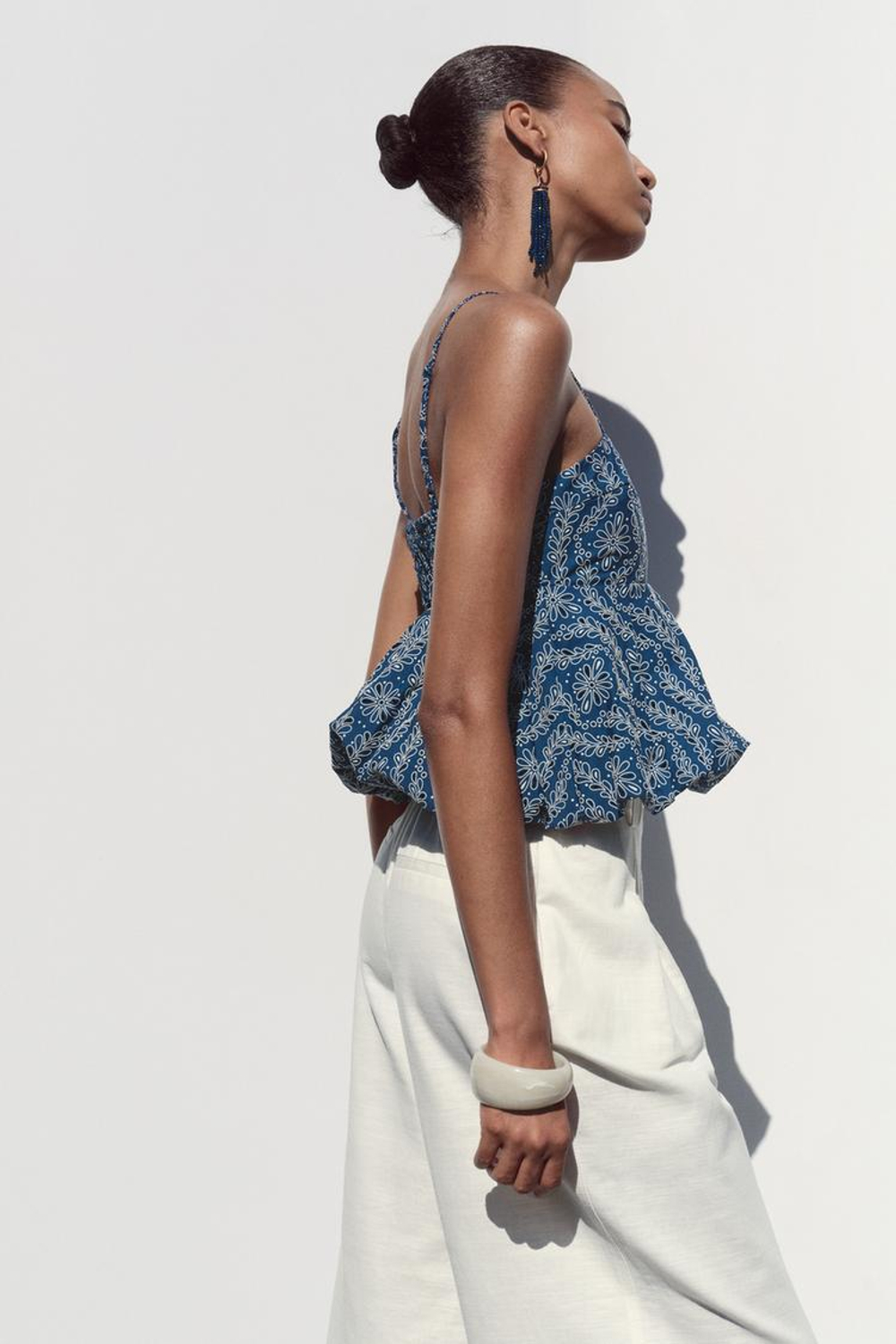 ZARA ТОП С ПРОРЕЗИНЕННОЙ АЖУРНОЙ ВЫШИВКОЙ, ТЕМНО-СИНИЙ/БЕЛЫЙ