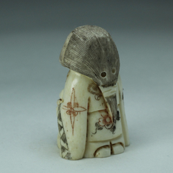 Нэцкэ Девушка с корзиной рыбы