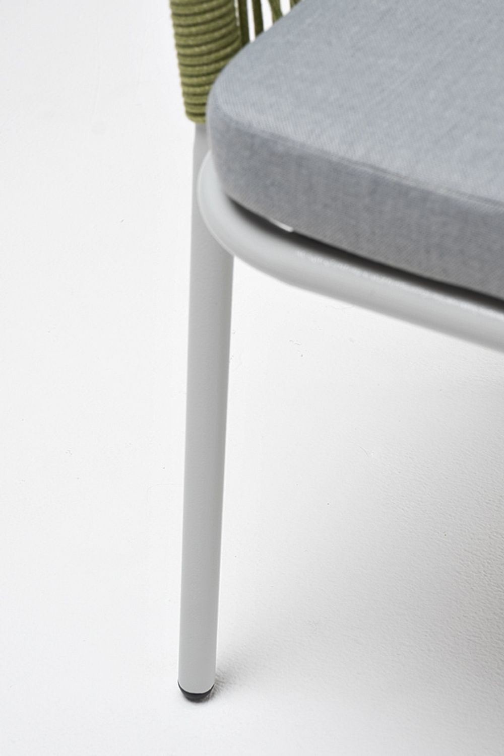 "Лион" стул плетеный из роупа, каркас из стали светло-серый (RAL7035) муар, роуп салатовый меланж круглый, ткань светло-серая