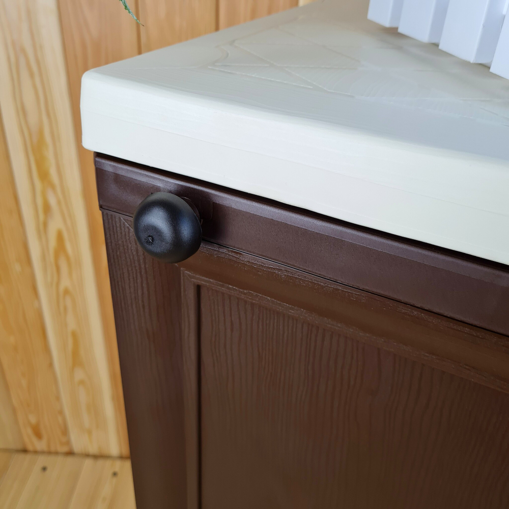 Тумба-шкаф пластиковая "УЮТ", с усиленными рёбрами жёсткости, две дверцы (верхняя сплошная, нижняя сплошная). Цвет: Бежевый с коричневыми дверцами.