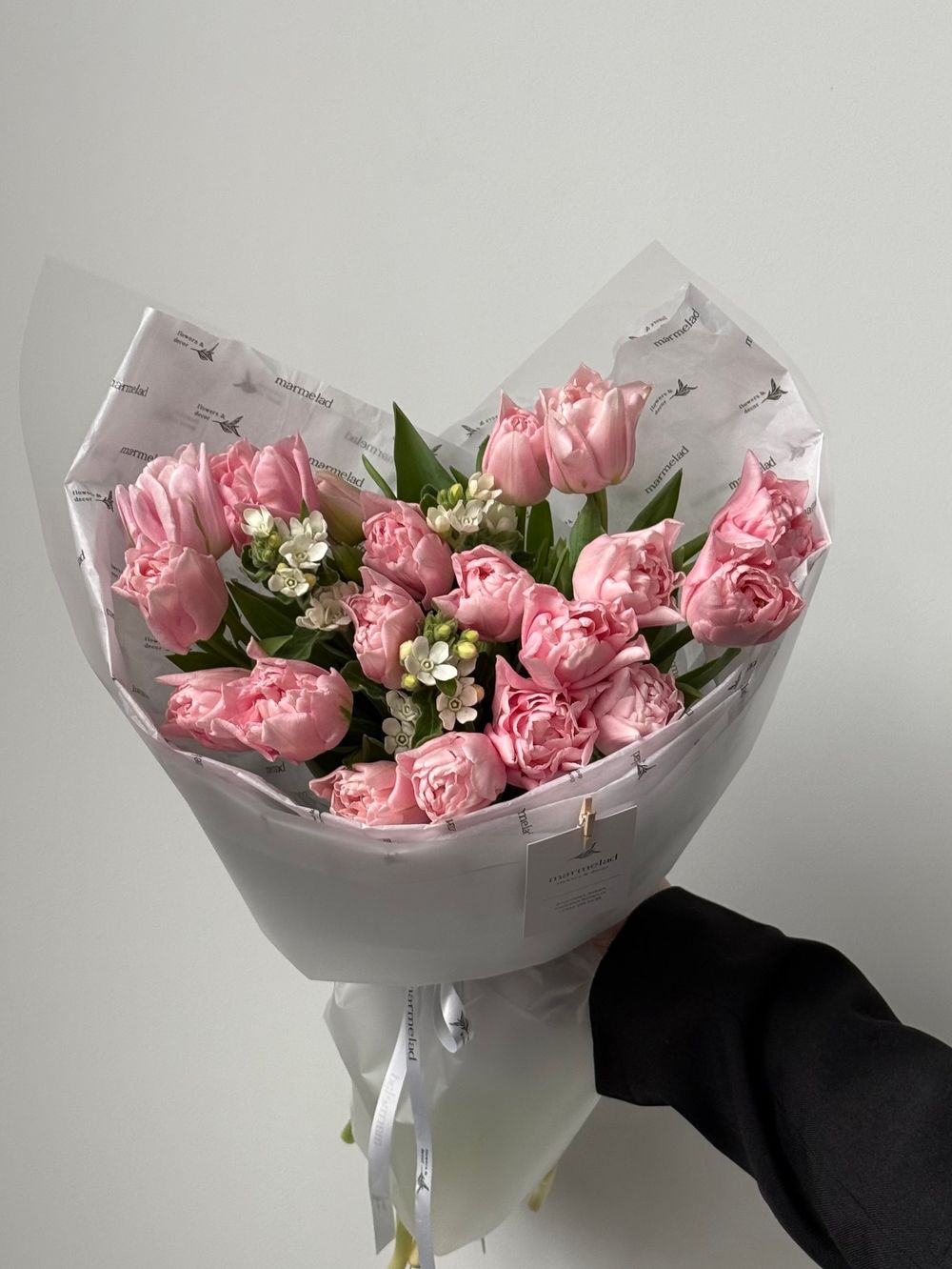 Букет из 19 розовых пионовидных тюльпанов и белого оксипеталума