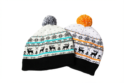 Шапка белая с помпоном "Северные олени"