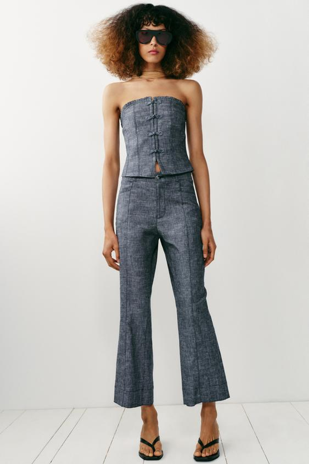 ZARA УКОРОЧЕННЫЕ БРЮКИ MINI FLARE ИЗ СМЕСОВОГО ЛЬНА, СЕРЫЙ