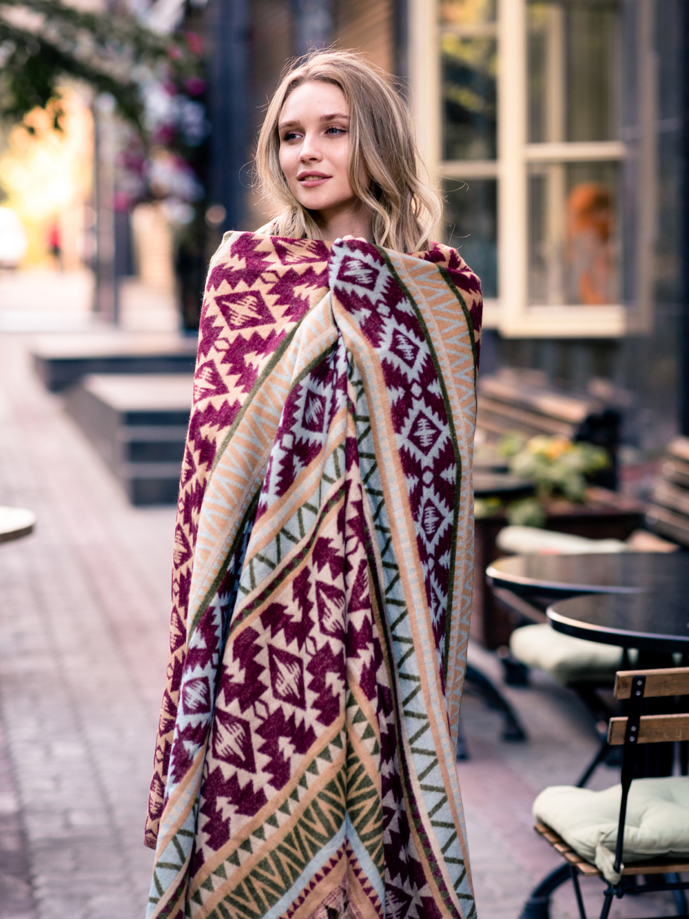 Теплый палантин с орнаментом