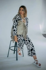 Женская сумка из натуральной вареной кожи с бахромой и заклепками цвет слоновая кость