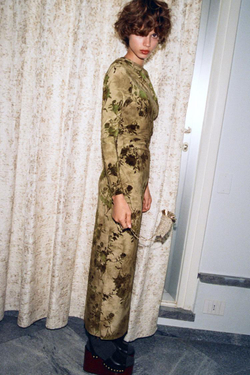 ZARA ПЛАТЬЕ ИЗ ФЛОКА СО СБОРКАМИ, СВЕТЛО-БЕЖЕВЫЙ