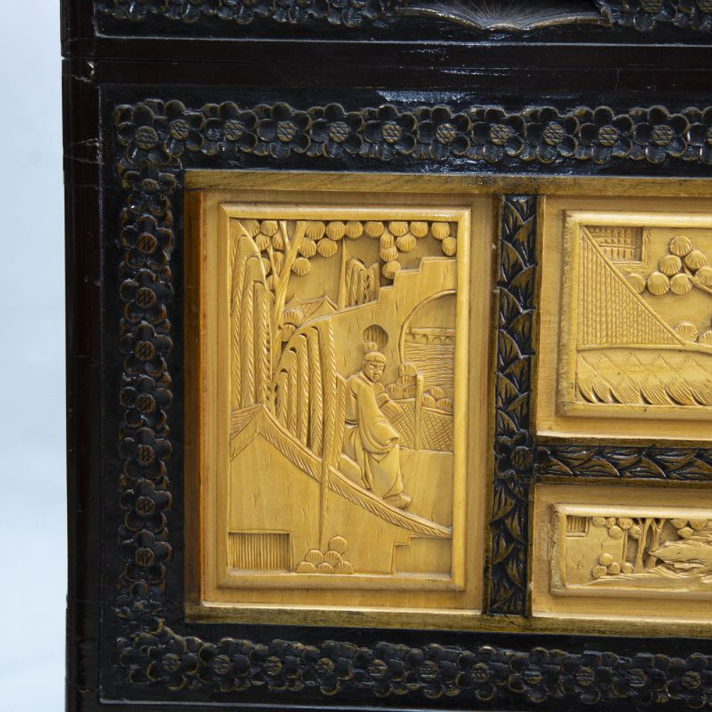 Старинный резной сундук