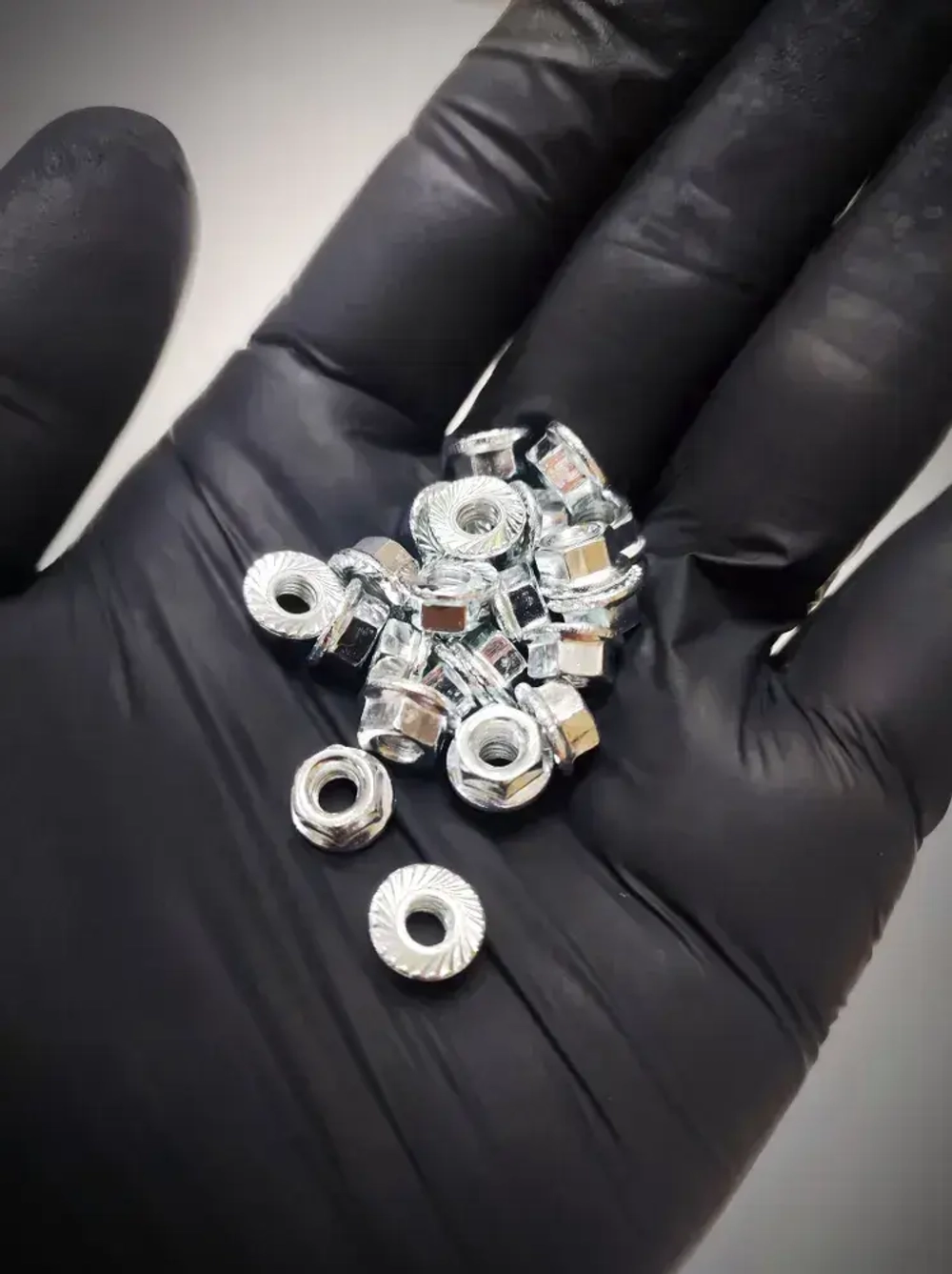 Гайка М4 с фланцем шестигранная, DIN6923 - 20 штук, стальная (оцинкованная) зубчатая, размер под ключ - 7мм