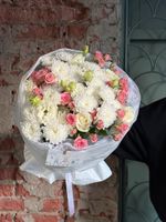 Букет из кустовой пионовидной розы, одноголовых роз, лизиантуса и хризантемы