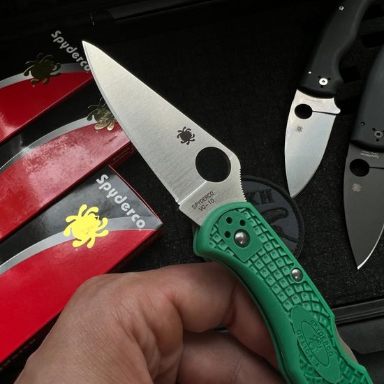 Нож складной Spyderco Delica Flat Ground Green C11FPGR c клинком из стали VG-10, рукоять FRN