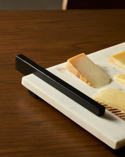 Сервировочная доска Vira из белого мрамора и черного металла