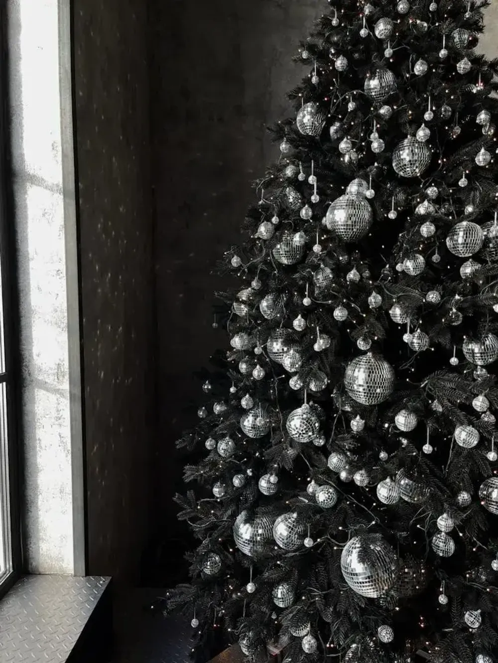 Искусственная черная елка «Торжественная» (Литая хвоя) от 1,8 м до 4 м