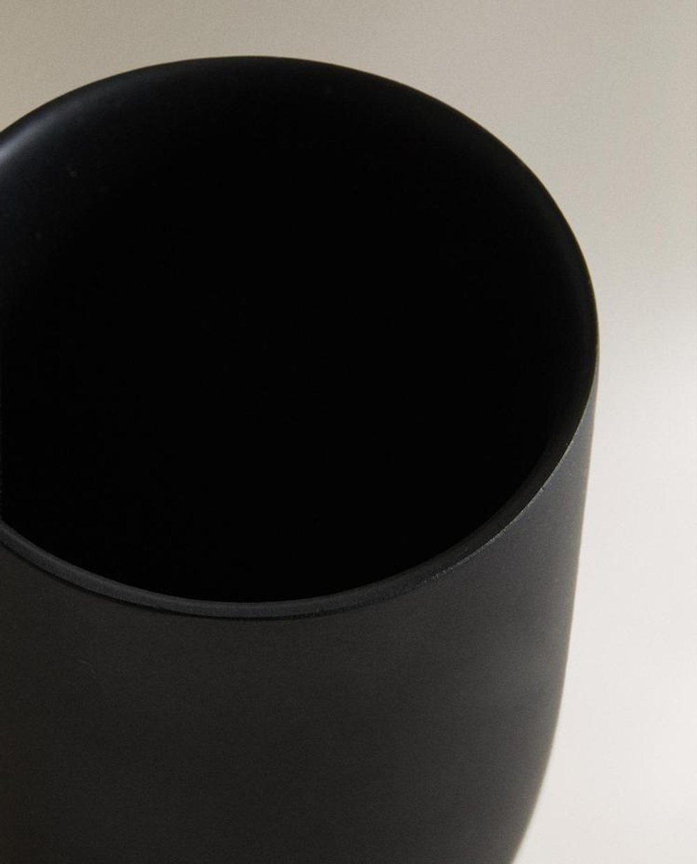 ZARA HOME СТАКАН ДЛЯ ЗУБНЫХ ЩЕТОК ИЗ СМОЛЫ, ЧЕРНЫЙ