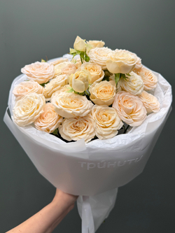 Букет из пионовидных кустовых роз "Софи"