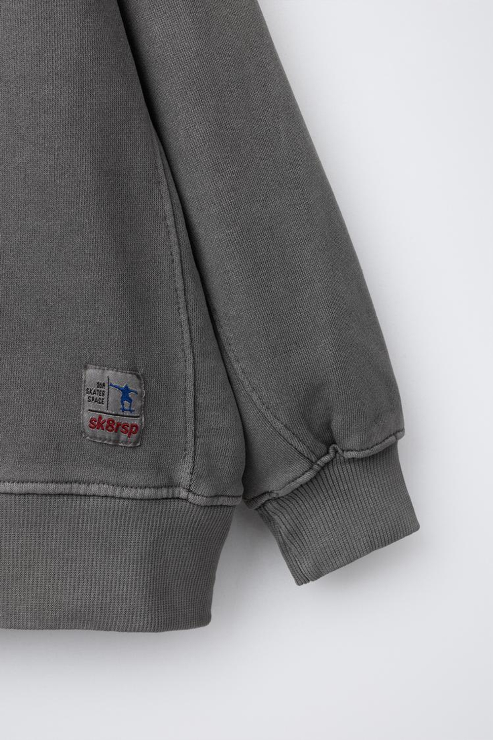 ZARA ТОЛСТОВКА GARMENT DYE С НАШИВКОЙ, АНТРАЦИТОВО-СЕРЫЙ