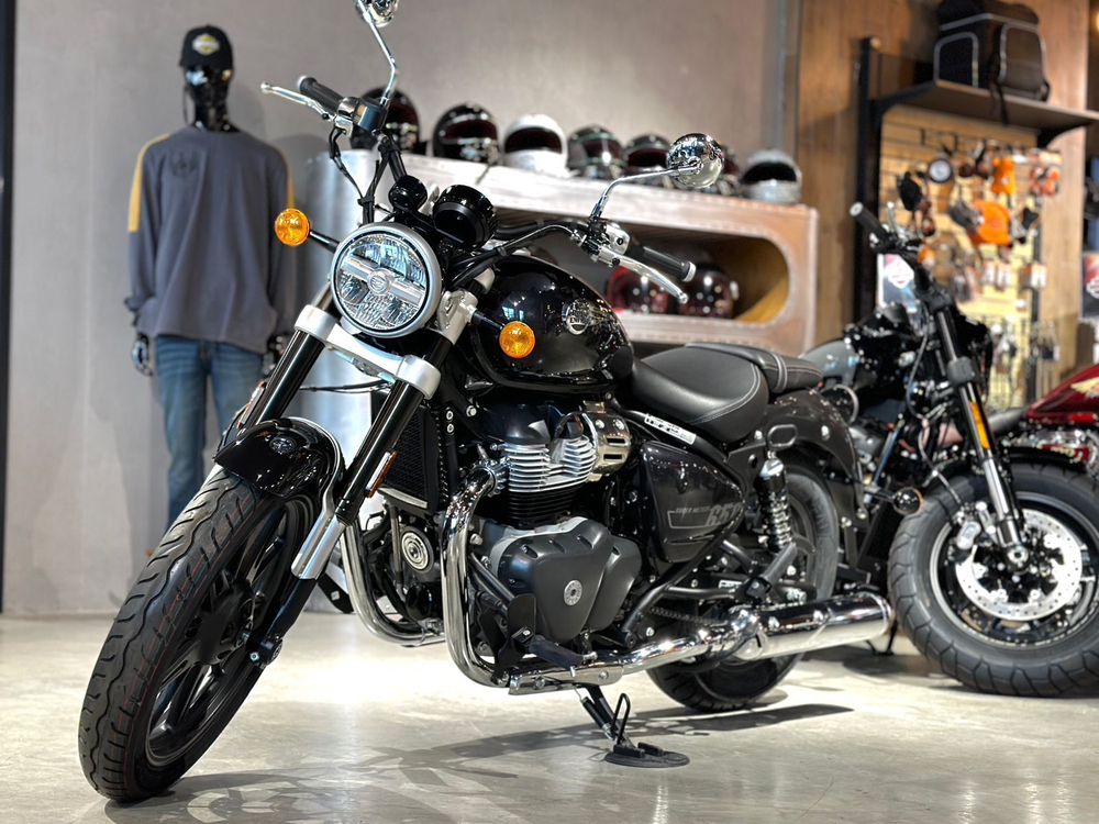 Royal Enfield Super Meteor 650 Astral Black (Base)