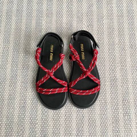 Женские сандалии Miu Miu красного цвета шнурованные