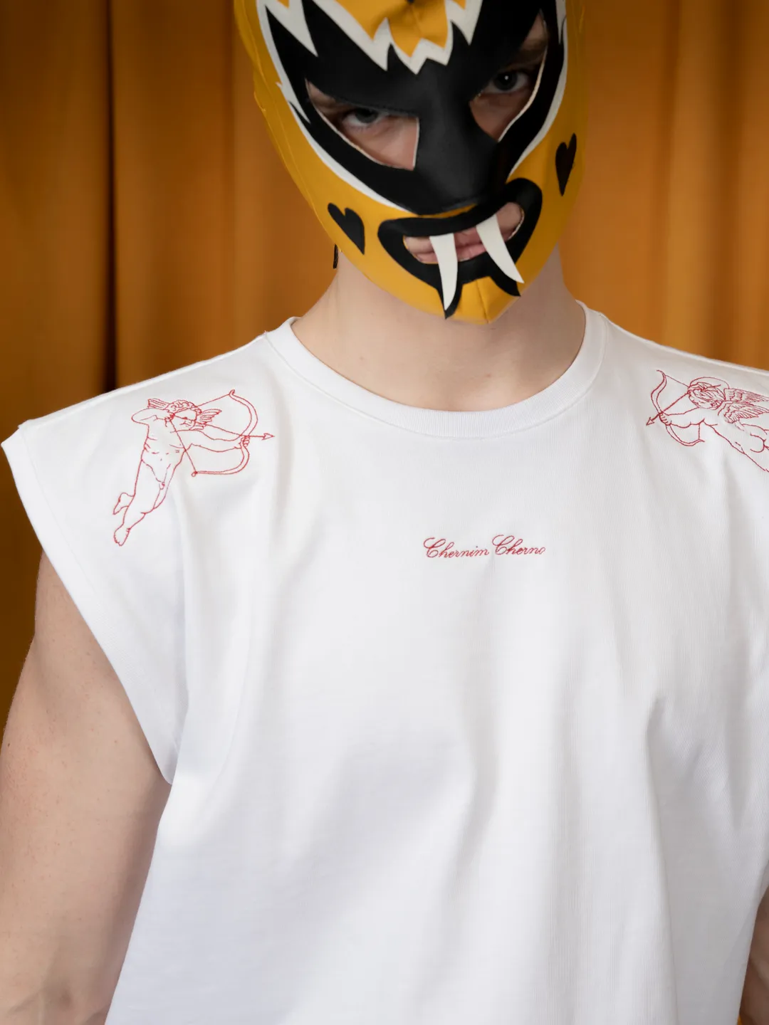 Белая футболка без рукавов 