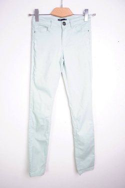 Джинсы Oodji красивого оттенка, маркировка 25, визуально на 40 размер