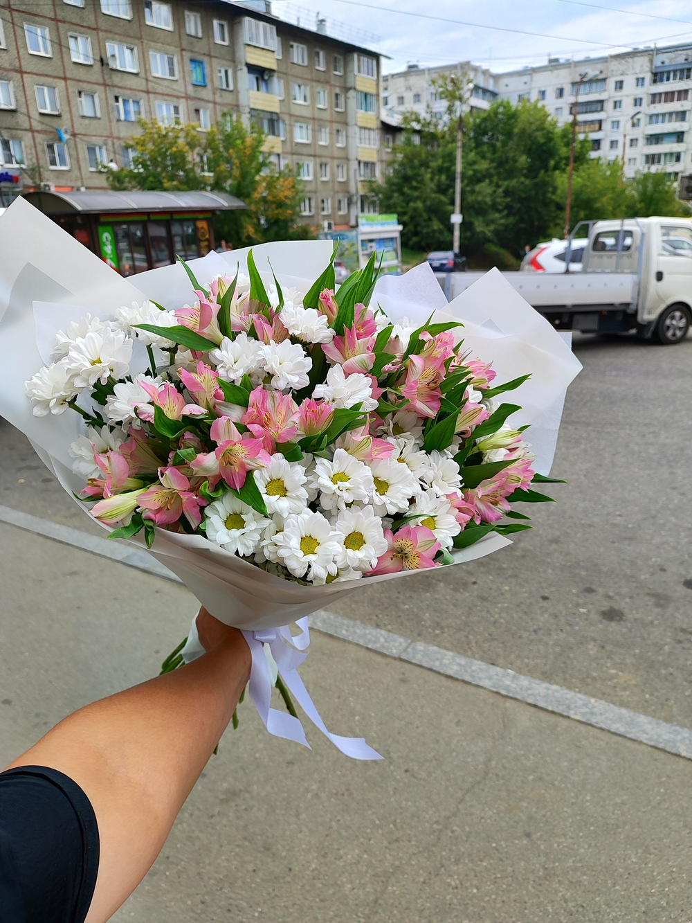 Ромашка с розовой альстромерией