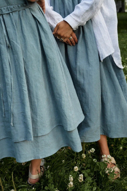 Сарафан на тонких бретелях из серо-голубого льна