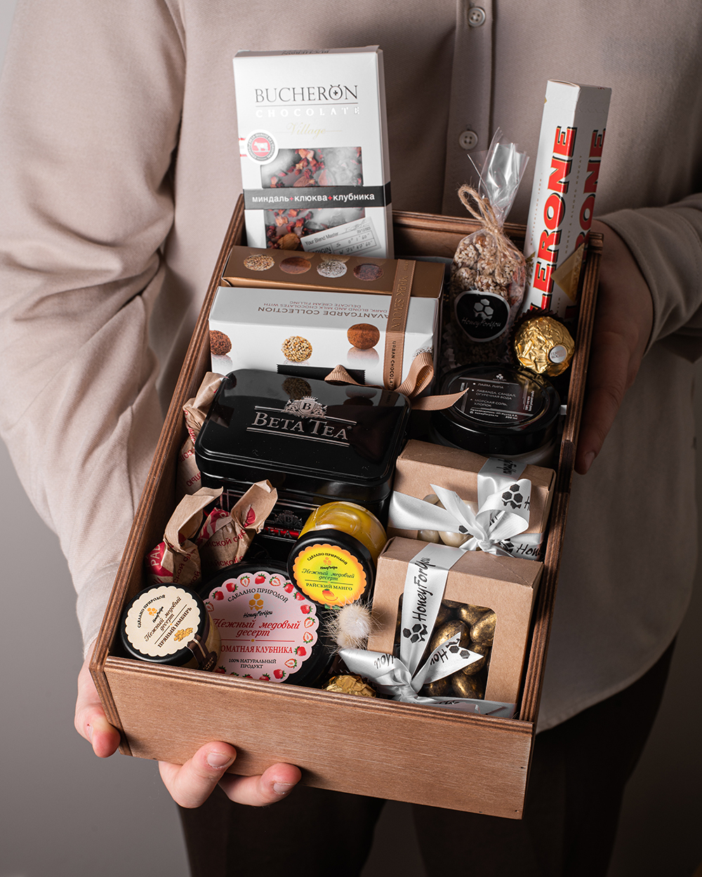 Подарочный набор сладостей в закрытом деревянном ящике №2