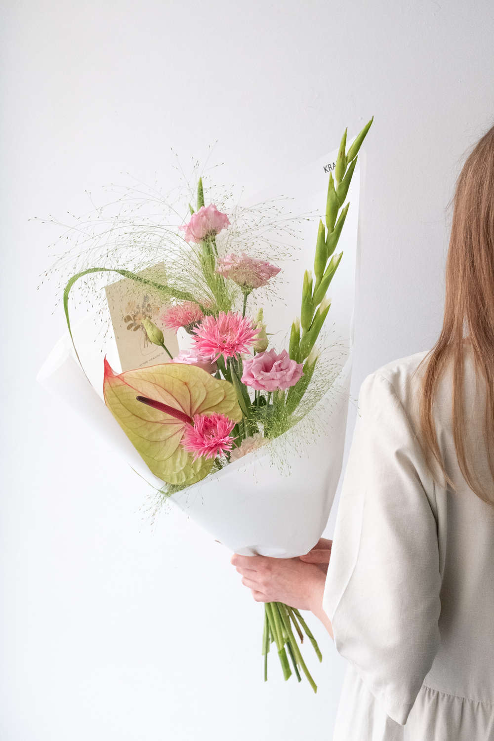 заказать букет с розовыми цветами в подарок маме