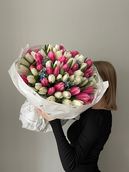 Букет из 71 тюльпана белого, розового цвета и незабудок доступен к заказу с 3.03.2026