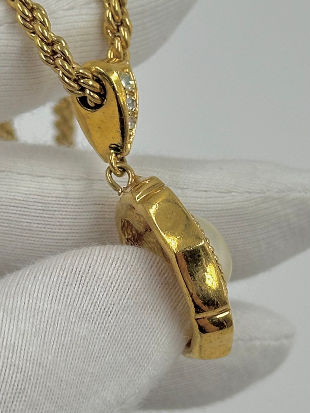 Кулон с коричневой эмалью и «жемчугом» Burberrys