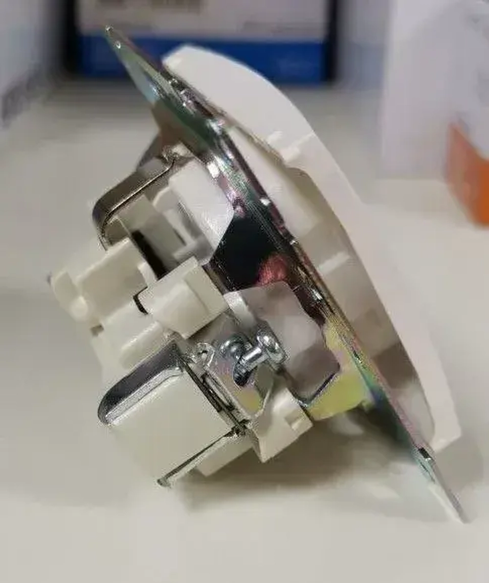 Розетка Legrand Valena + рамка 3 поста Белая