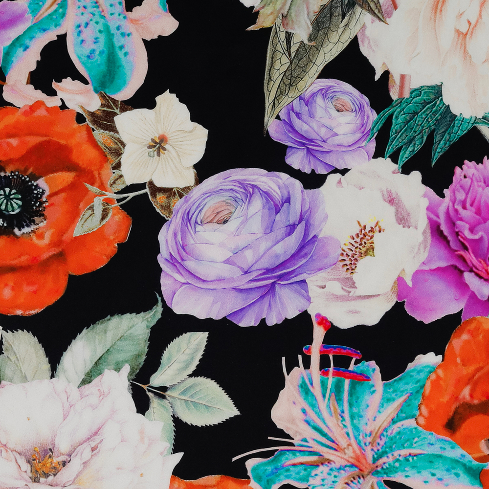 Шёлковый сатин с цветочным мотивом на чёрном фоне