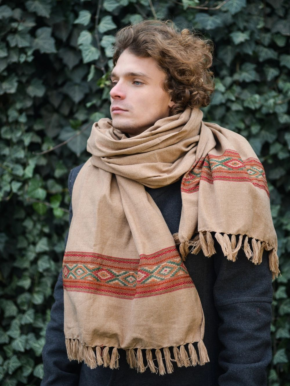 Шерстяной палантин с вышивкой