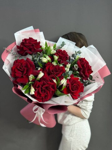 Букет с красными французскими розами и белыми альстромериями