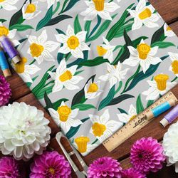 Ткань шифон крупные белые нарциссы на сером фоне