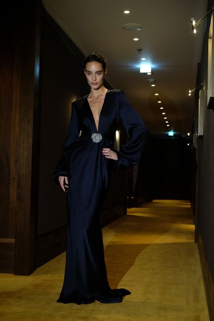 Платье с глубоким декольте и драпировкой