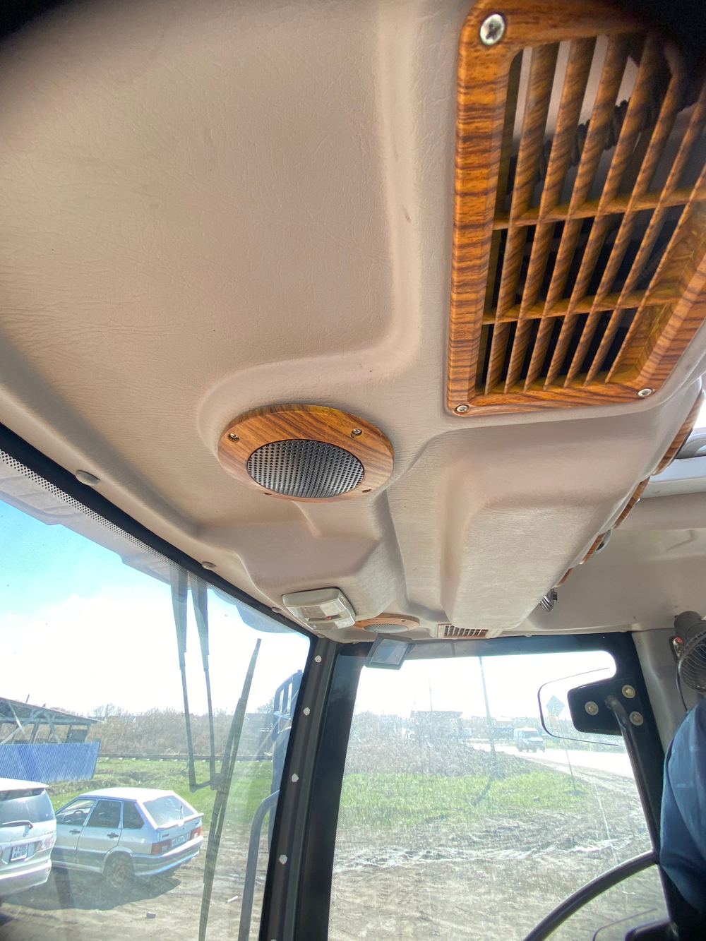 KYLOTON MR22 Фронтальный погрузчик MR22 (Дизельный, 3,6 л, 45 л.с., АТ)