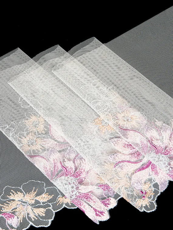 05-155 Вышивка на неэл. сетке 22 см, айвори/лиловый/серебро (левая)