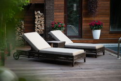Шезлонг-лежак КОРСИКА (с подушкой) из искусственного ротанга .