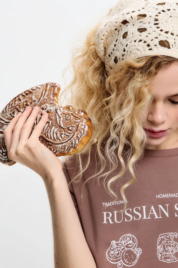 Футболка с принтом "Russian sweets" шоколадного цвета