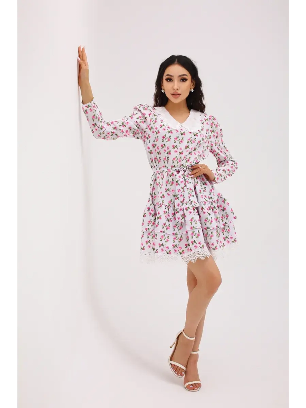 Летнее платье с кружевами короткое в цветочек