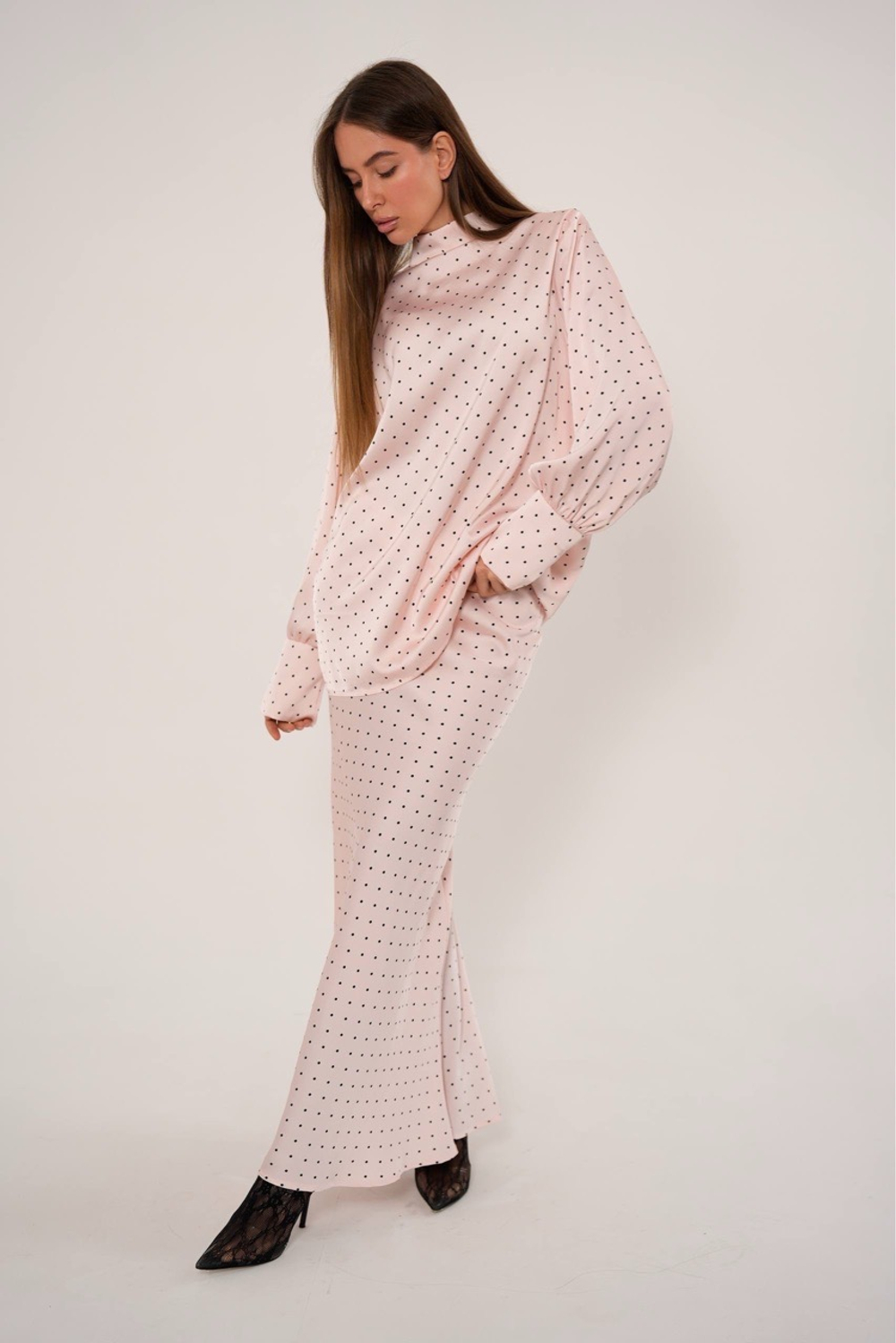 Костюм в горошек с юбкой в макси длине из вискозного шелка