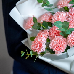 Букет розовых диантусов с эвкалиптом в оформлении