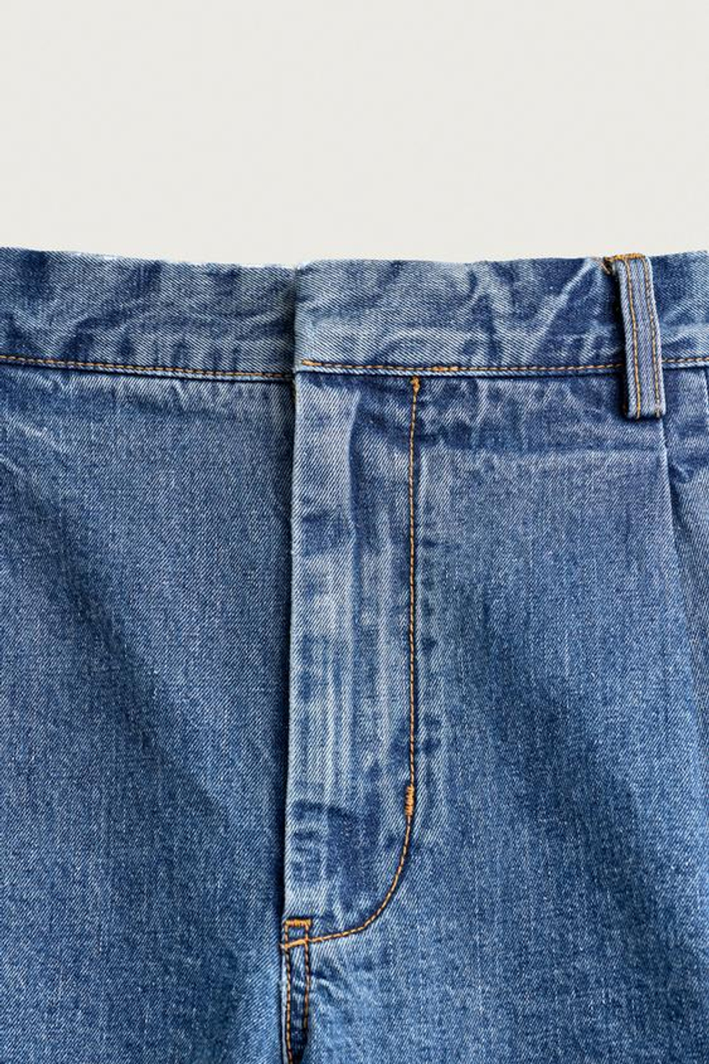 ZARA ДЖИНСОВЫЕ ШОРТЫ REGULAR FIT СО СКЛАДКАМИ, ВЫЦВЕТШИЙ СИНИЙ