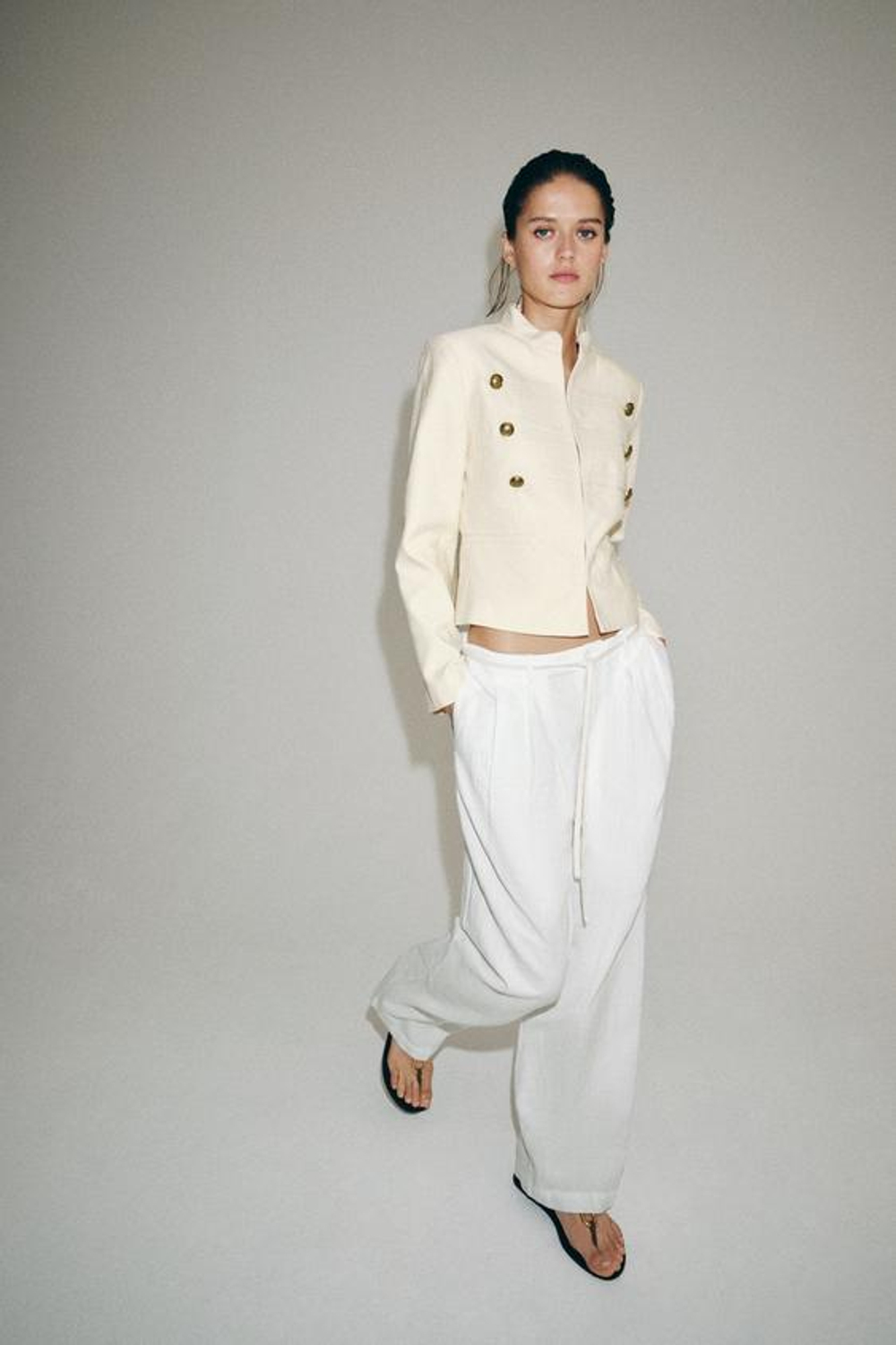 ZARA ПРИТАЛЕННАЯ КУРТКА С ПУГОВИЦАМИ — ZW COLLECTION, ЭКРЮ
