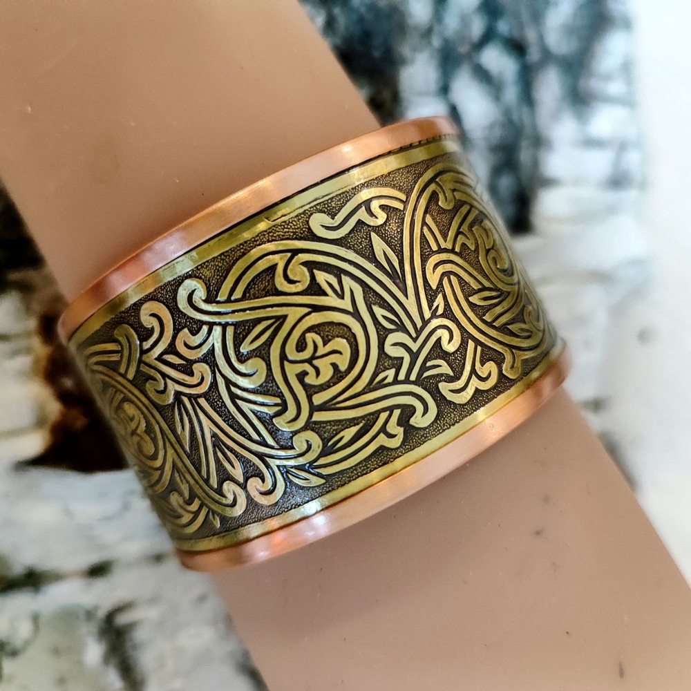 Медный браслет, створчатый. Ширина 38 мм